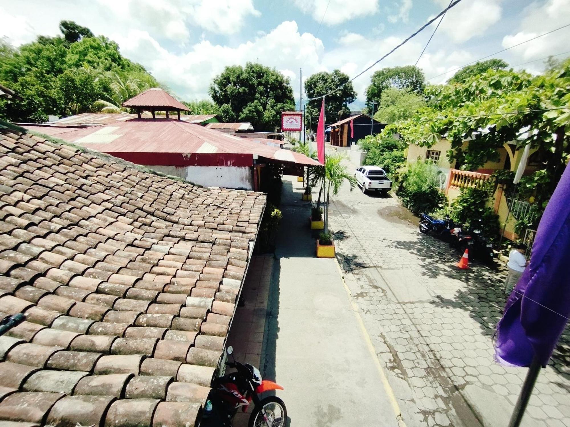 The Landing Hotel And Restaurant Moyogalpa Exterior foto