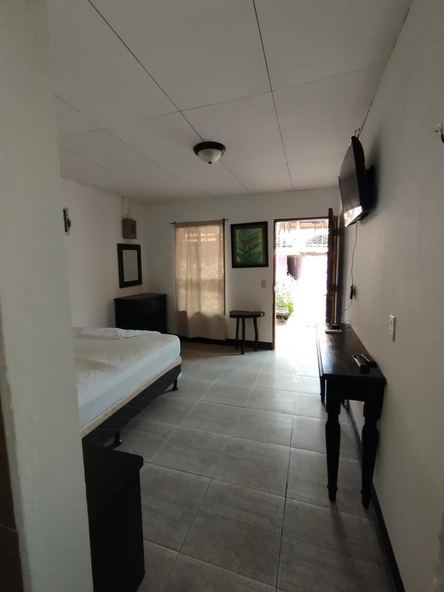 The Landing Hotel And Restaurant Moyogalpa Exterior foto